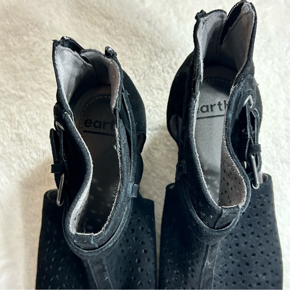 Earth Marietta S-Seren Black Suede Perforated Ankle Booties Peep Toe Zip Size 7 - Picture 6 of 11